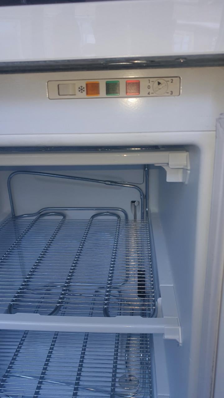 TE KOOP TAFELMODEL DIEPVRIES VAN HET MERK BOSCH