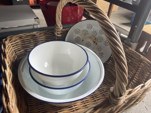 Brocante Blauw/wit emaille schalen, bekers, kannetjes, broodbakje