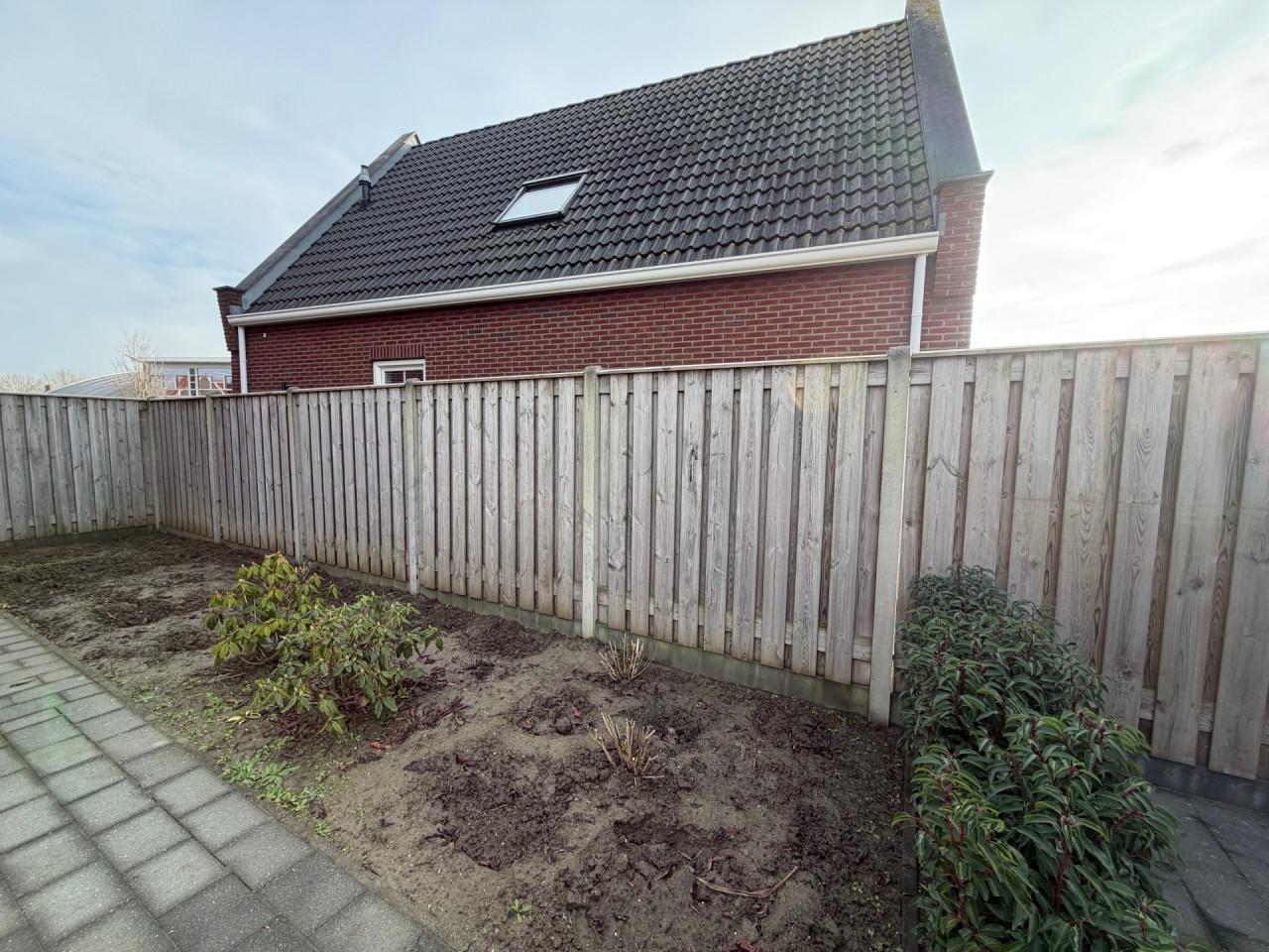 Schutting met betonpalen en onderplaat