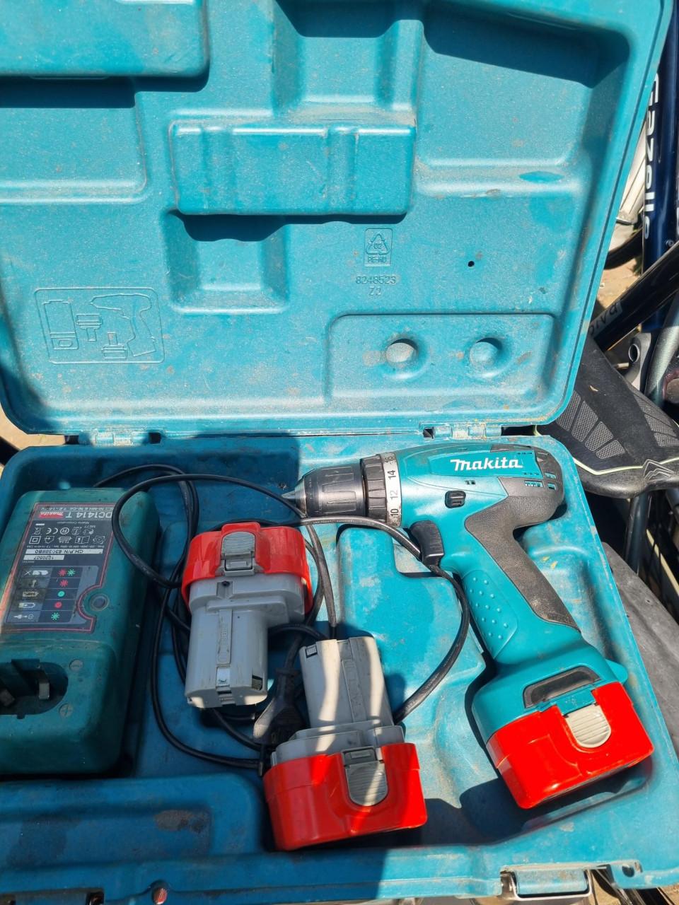 Accu-boormachine 9,6 Volt merk * MAKITA * + 2x Lader + 4e Accu