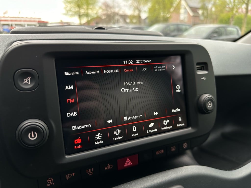 Fiat Panda 1.0 hybrid red cross hybrid // nieuwstaat // 17.000km //