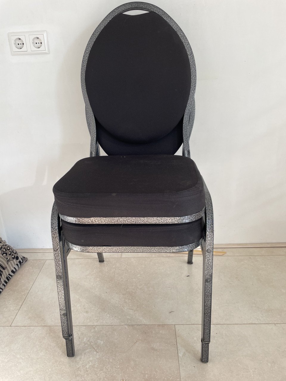 2 metalen stoelen