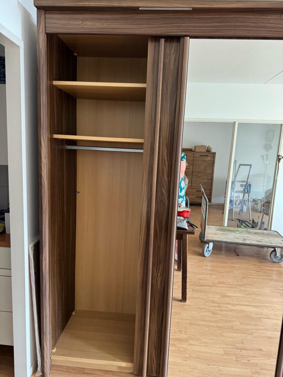 Kledingkast met schuideuren en speigel
