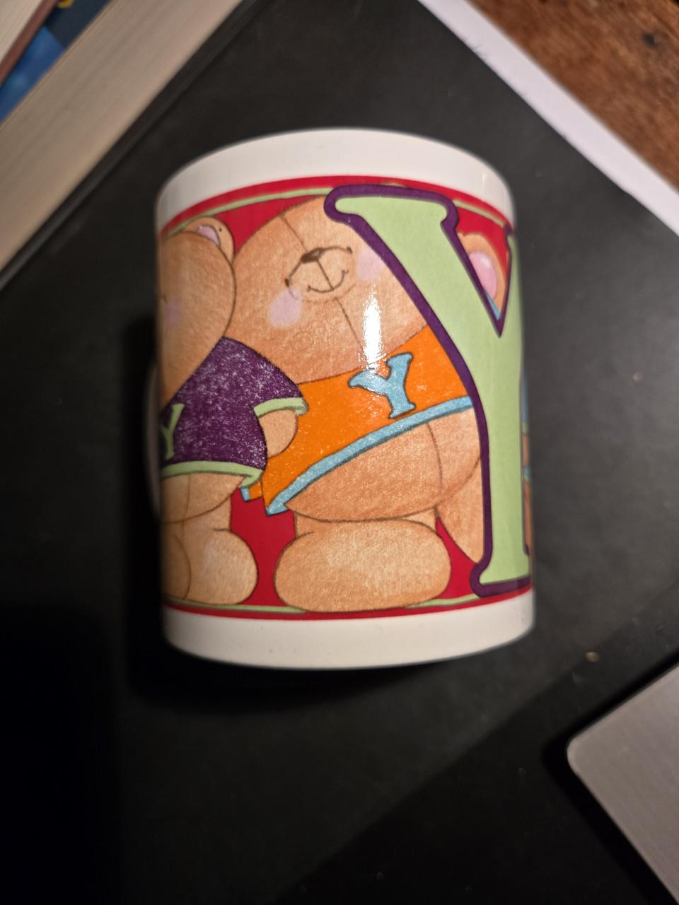 Mok van het merk Forever Friends.   met de letter 'Y' erop