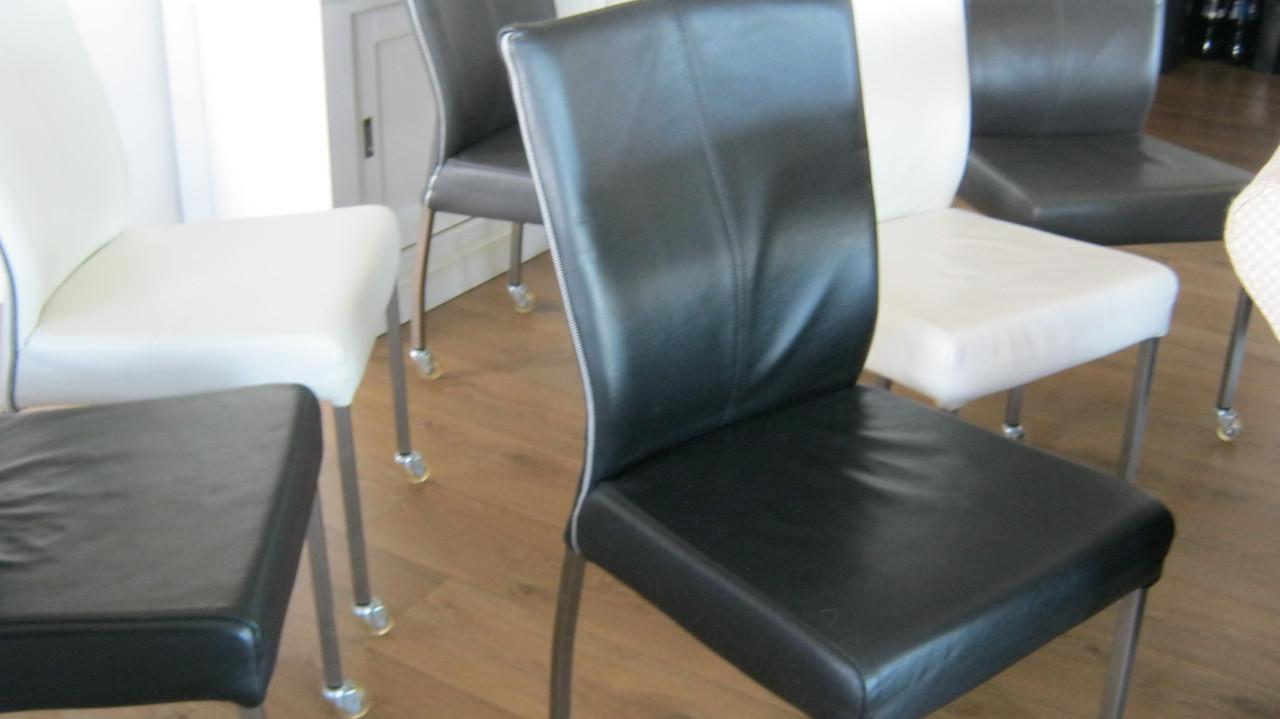 TE KOOP 6X LEREN EETKAMER STOELEN OP WIELTJES  ALLE 6 VOOR 50 EURO