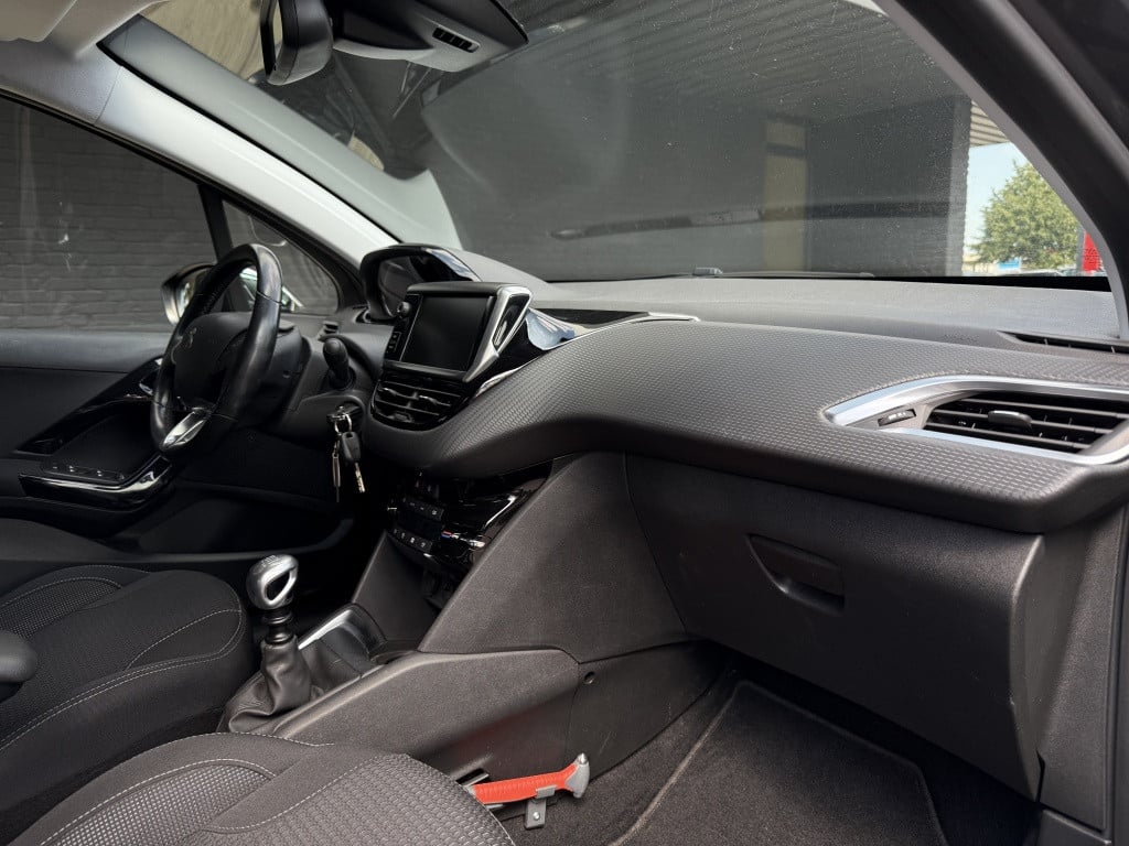 Peugeot 208 1.2 turbo, tech edition // 110pk // 4x nieuwe band, grote beurt