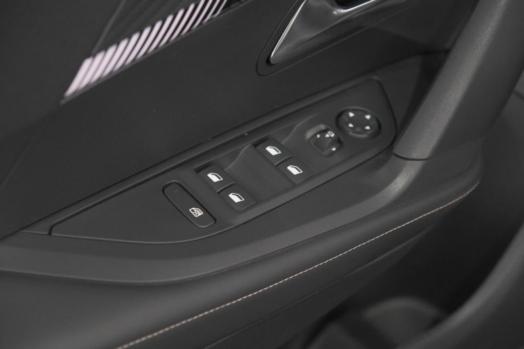 Peugeot 2008 1.2 hybrid 145 allure | apple carplay | climate control | park