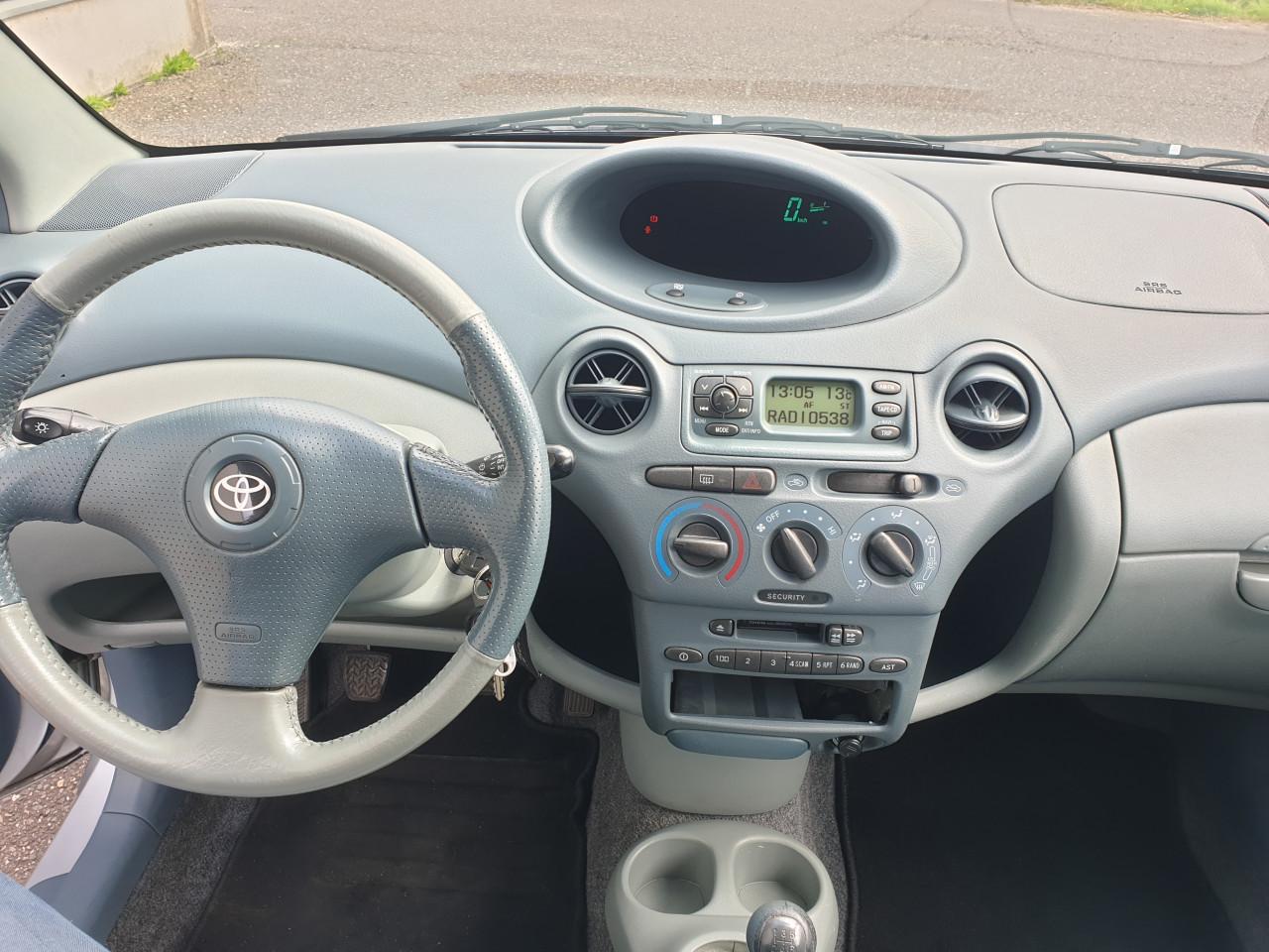 Toyota yaris  1.3   2000