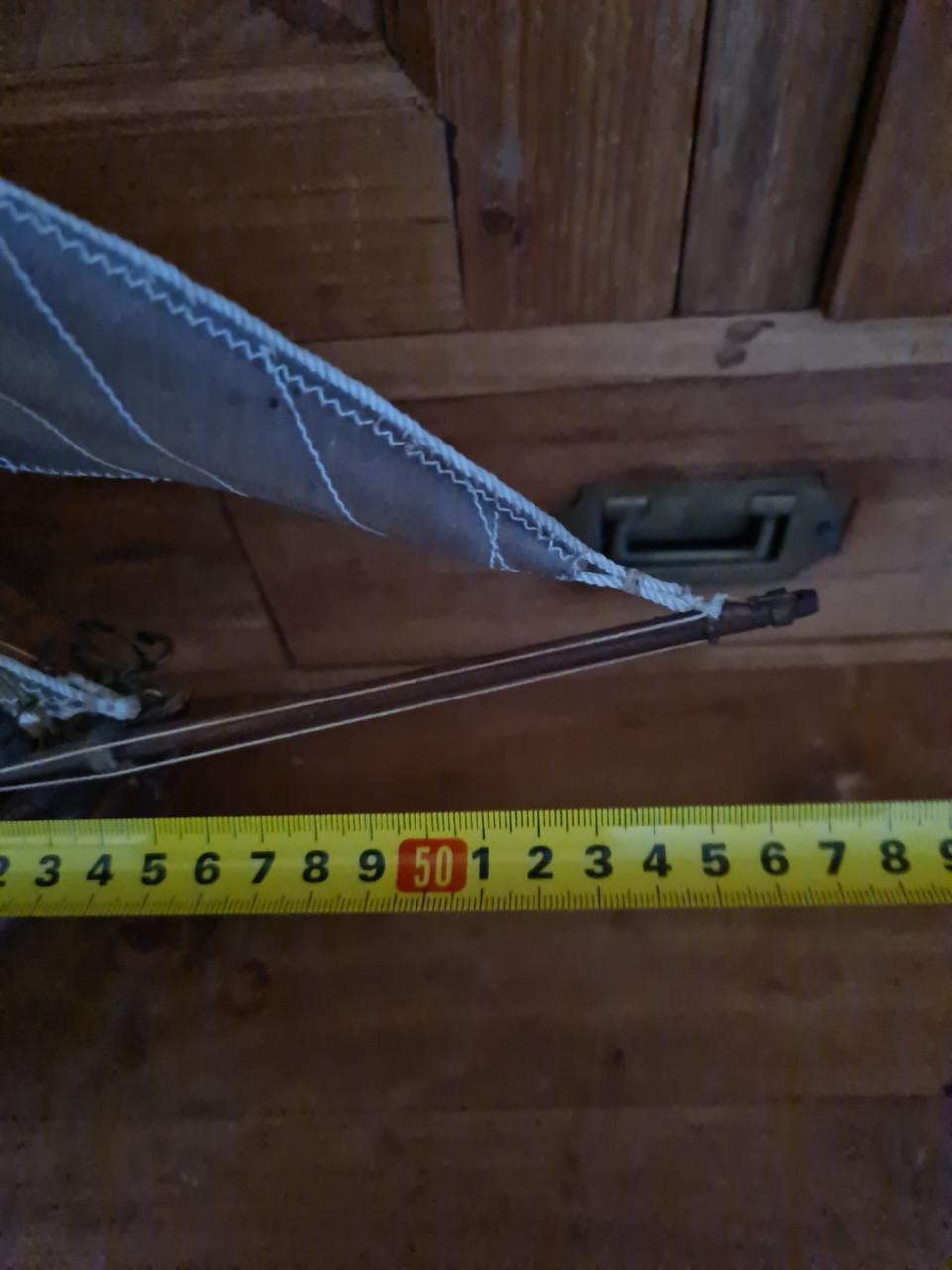 Dit is een gedetailleerd houten model van een Nederlandse Zuiderzee Botter.