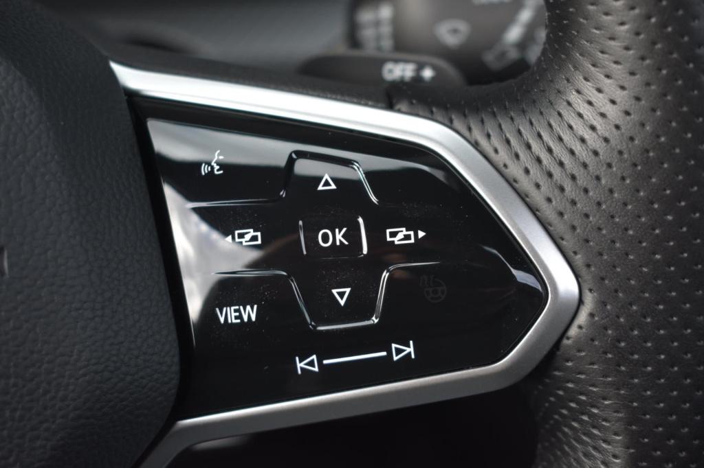 Volkswagen Golf variant 1.5 etsi r-line | maxton | iq-light | panoramadak |