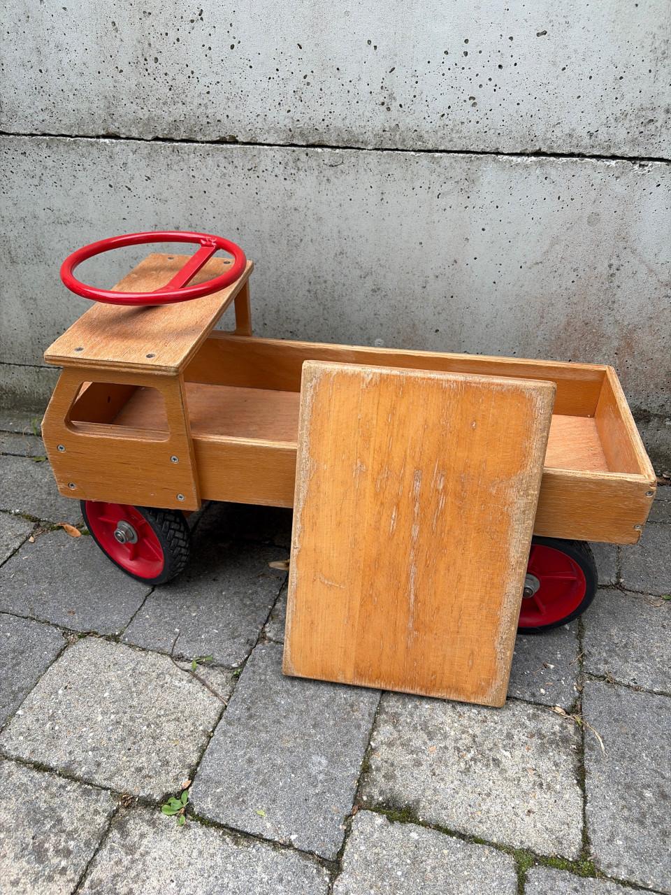 Houten speelwagen
