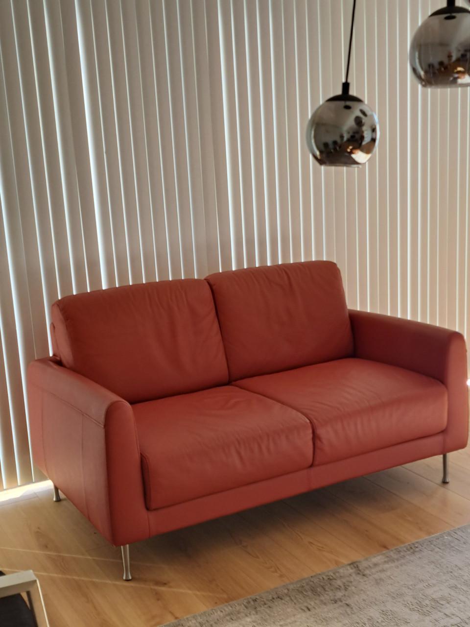 Kleine tweepersoons brique bank, echt leer.