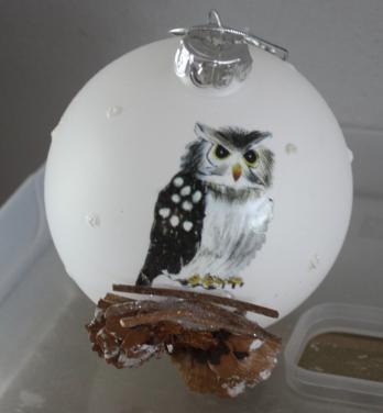 Witte kerstbal met uilen print