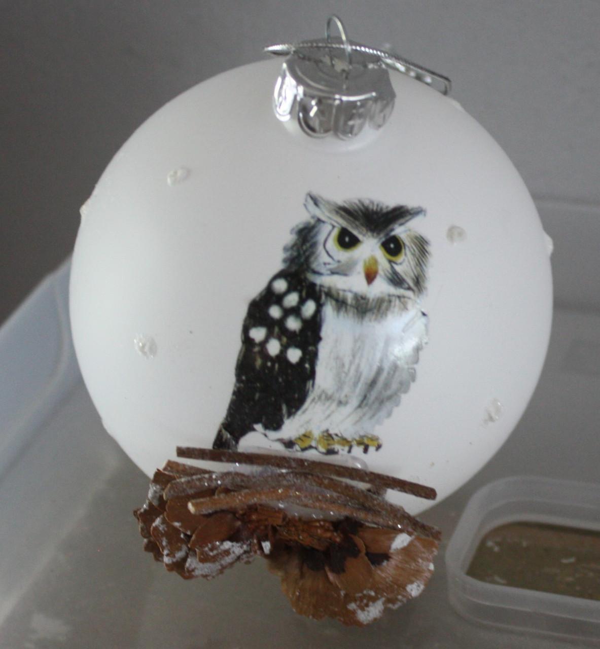 Witte kerstbal met uilen print
