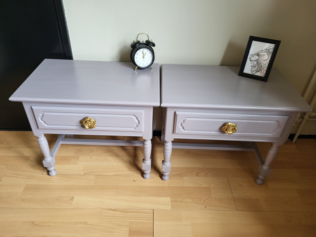 Set nachtkastjes lila met rozen knoppen