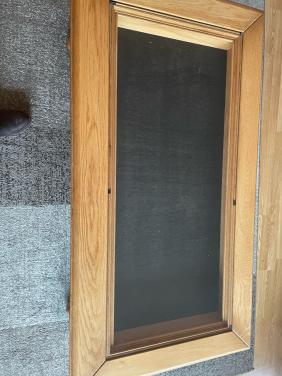 Blank eiken tafel met decoratielade