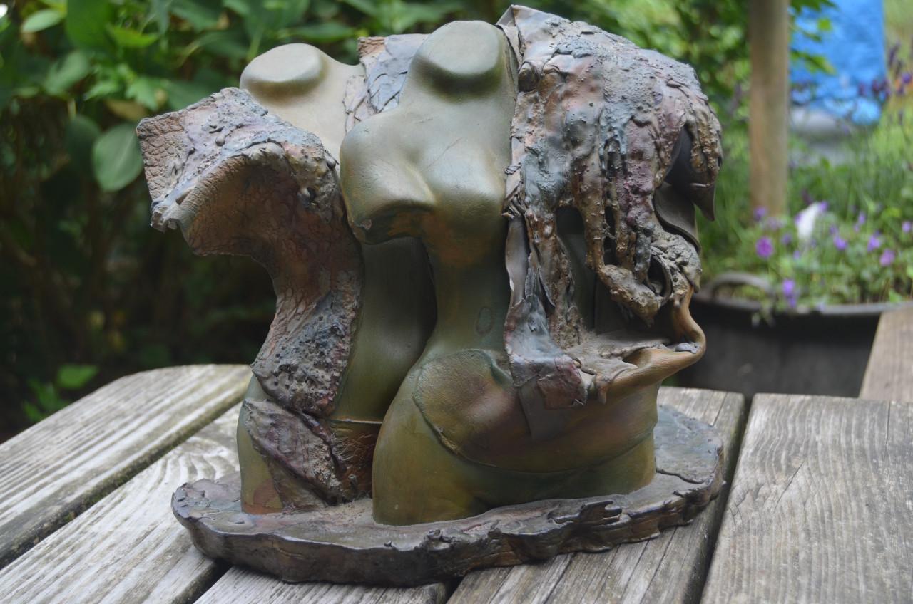 Terracotta en loden beeldengroep van 2 bustes, gesigneerd.