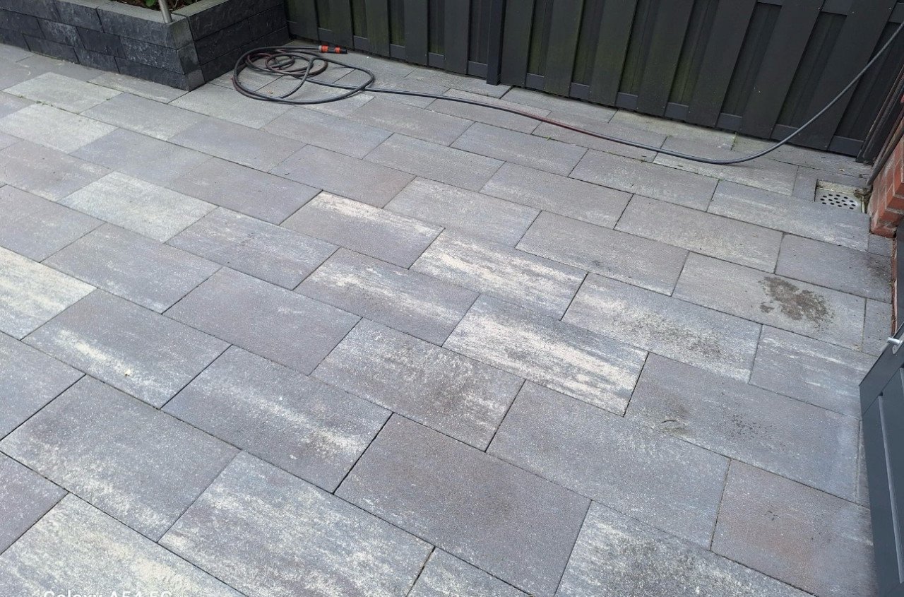 Tegelreiniging & Olievlek Verwijderen – Terras of Oprit weer als nieuw!