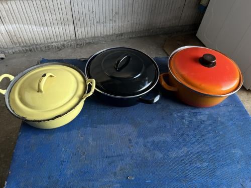 2x grote gietijzeren/emaile Pannen e 2x grote PYREX glazen ovenschalen