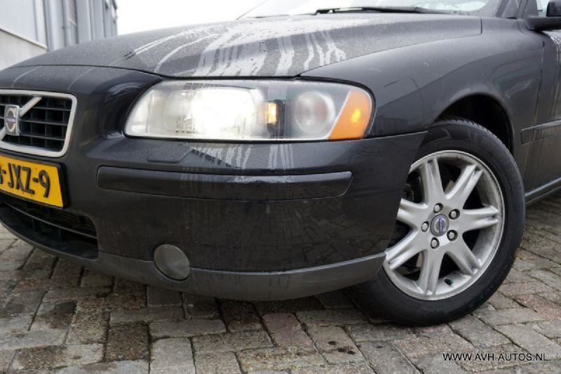Volvo S60 2.4d, leer + clima!