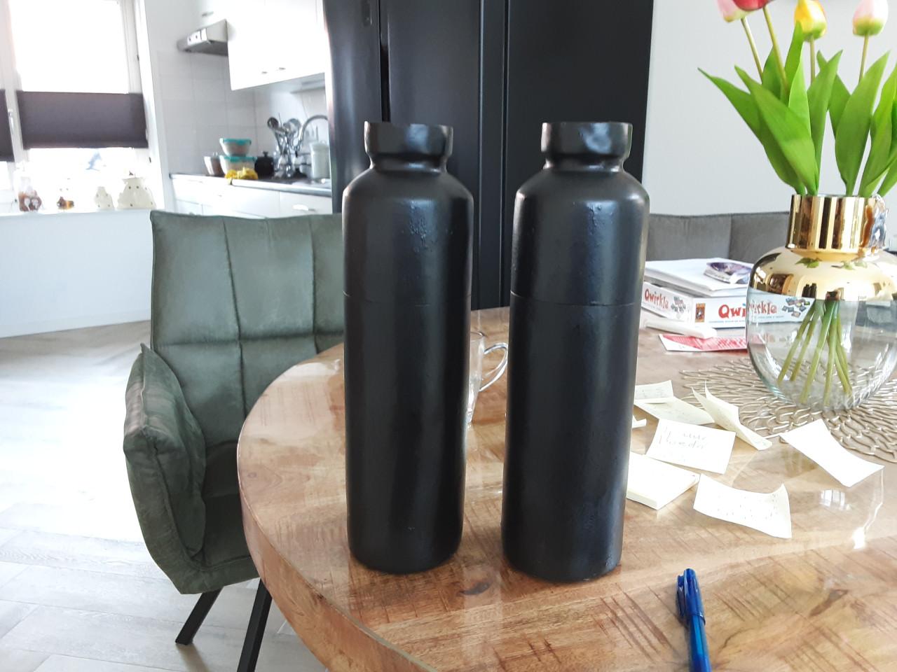 2 zwarte vazen