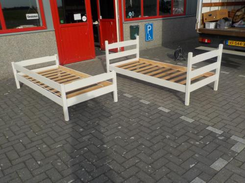 2 ledikanten met lattenbodems setprijs 40  euro in goede staat