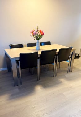 Tafel en stoelen