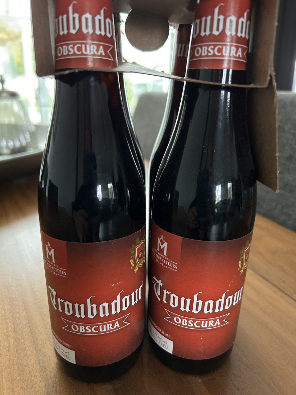 9 flesjes bier, Troubadour Obscura en blond