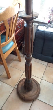 Staande houten lampe poot