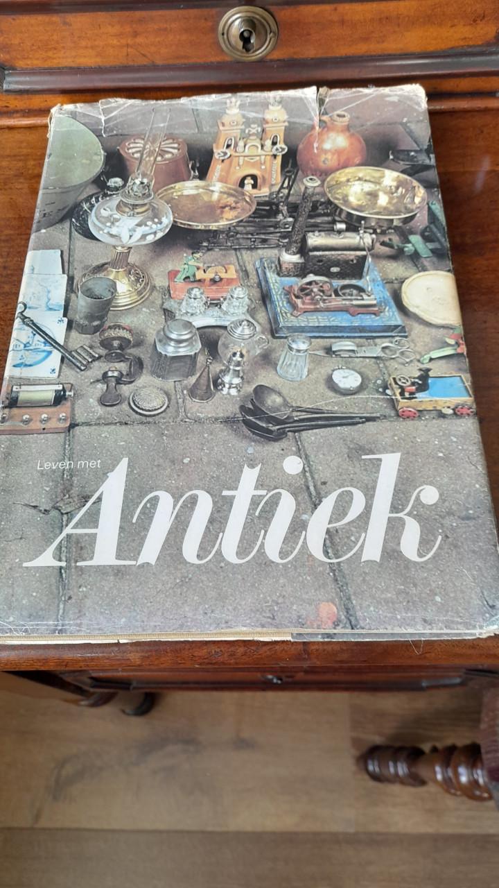 Boek  Antiek