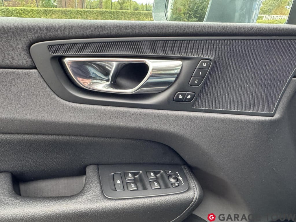 Volvo XC60 2.0 t8 twin engine awd inscription pano hud trekh