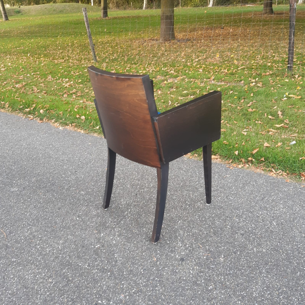 In goede staat verkerende houten stoelen.
