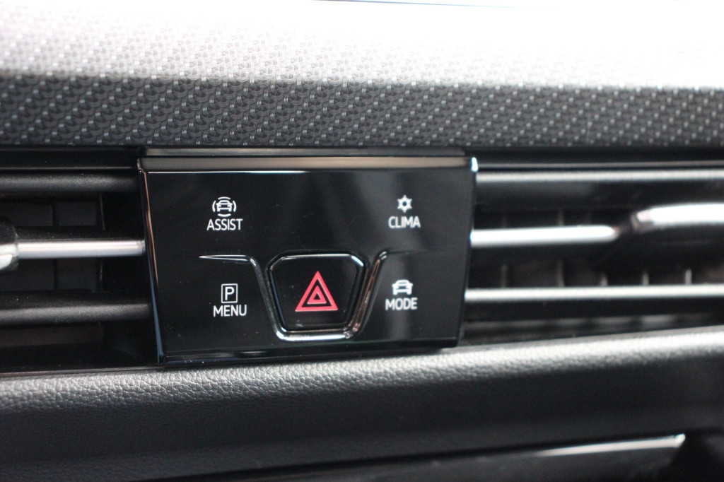 Volkswagen Golf 1.5 etsi r-line business | acc | pano. | camera | dab | sfe