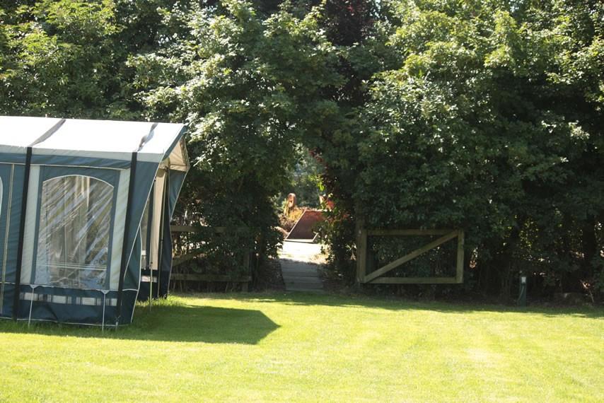 Enkele seizoensplaatsen beschikbaar op onze gezellige minicamping