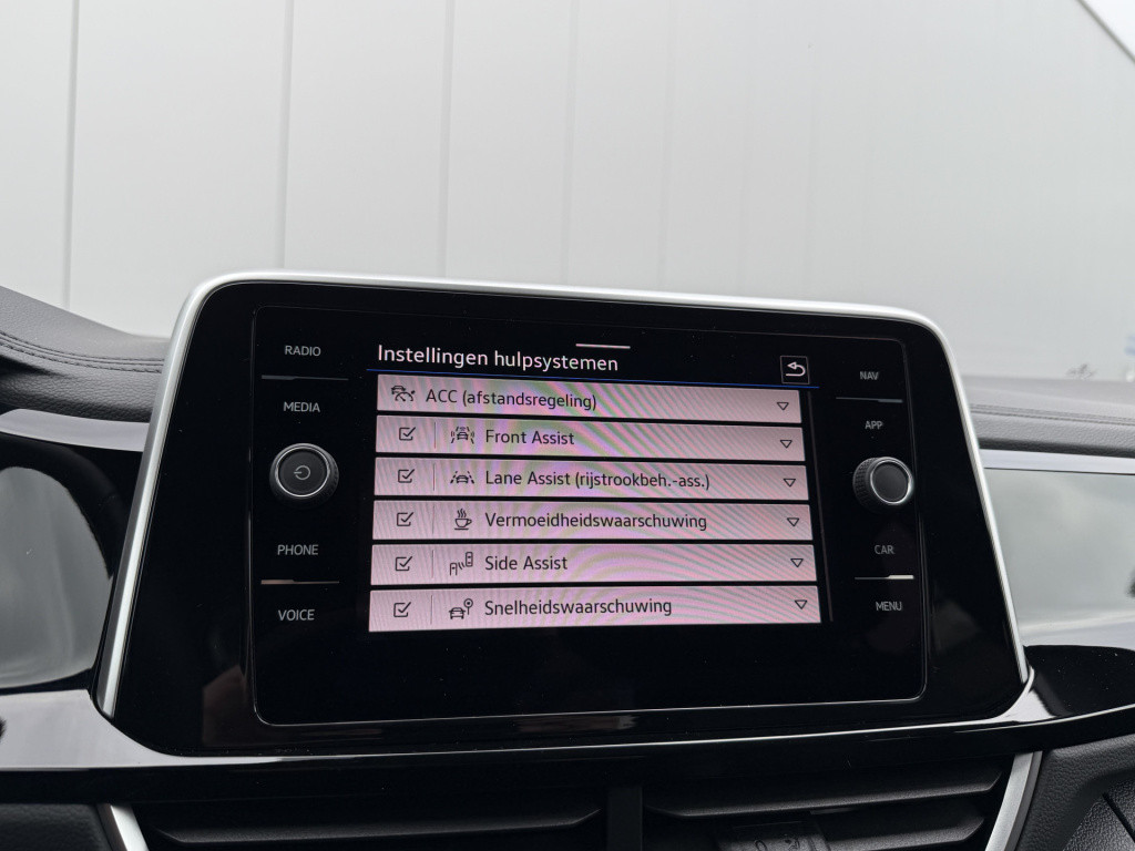 Volkswagen T-roc 1.5 tsi 150pk dsg r-line | acc | side assist | camera