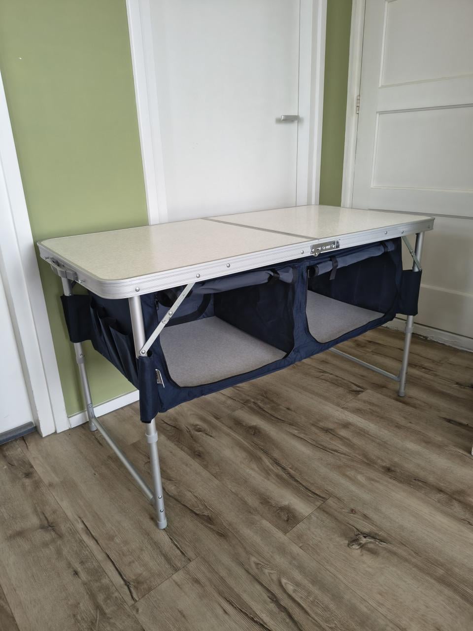 Prachtige campingtafel en kast in één! Vrijbuiter opbergkast.