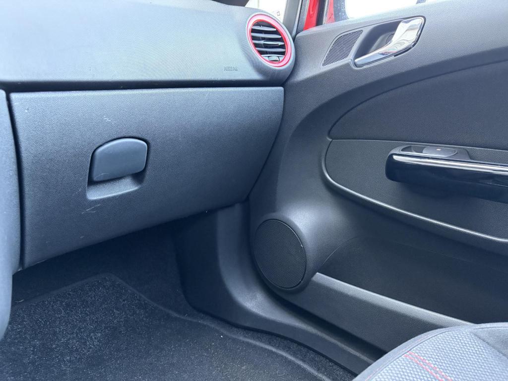Opel Corsa 1.6-16v t color edition opc line cruise/bluetooth/17 inch!