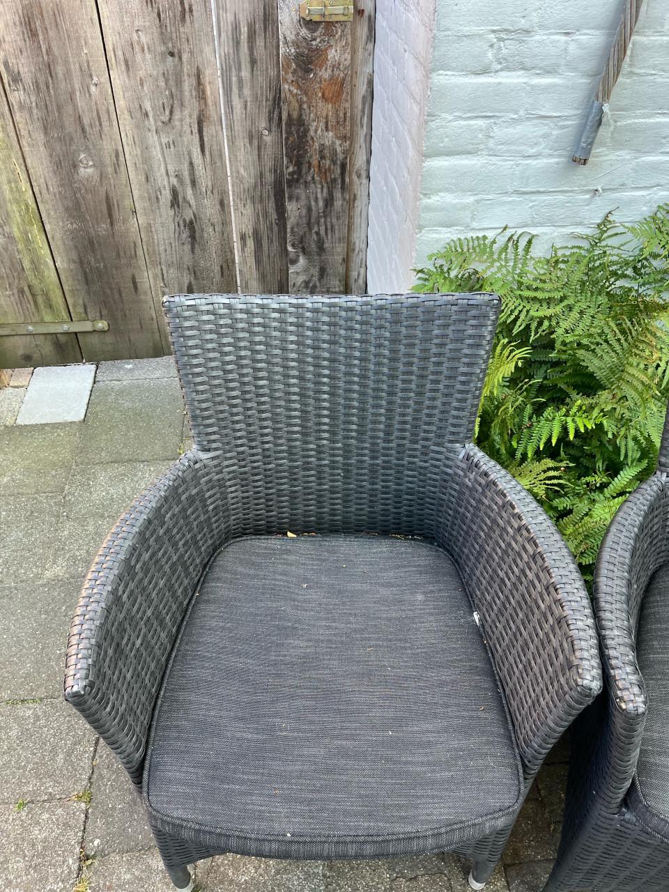 4 tuinstoelen met kussentjes..