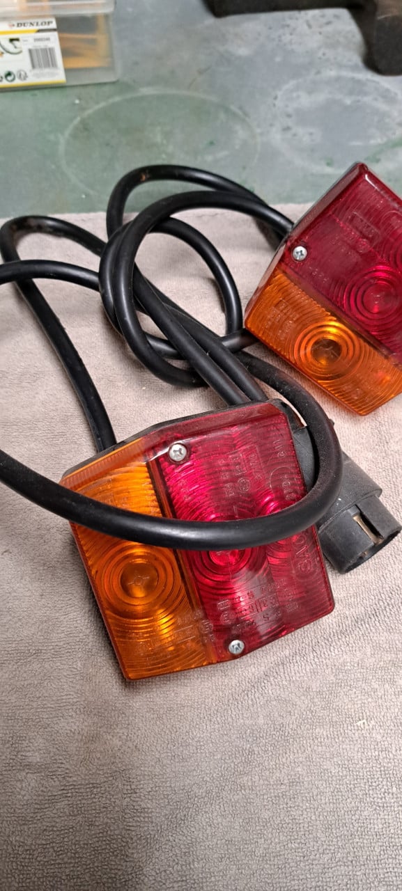 Te koop 2x2 achterlichten voor aanhanger of fietsdrager