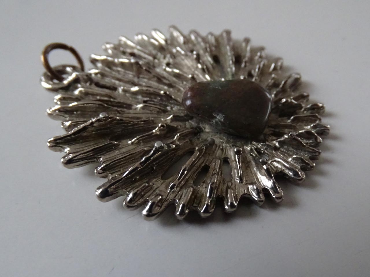 Brutalistische hanger met agaat  studiojuweel 1960–1980 vintage