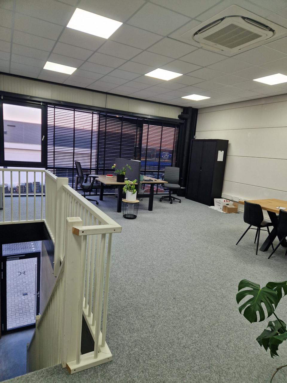 Loods met kantoorruimte