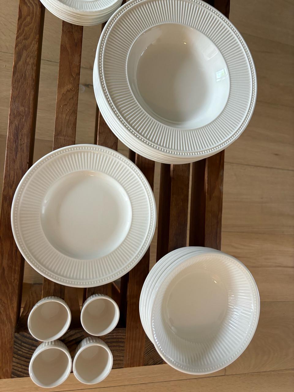 Servies Wegdwood (borden, mokken enz)