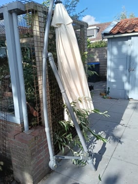 Grote zwevende parasol + parasolvoeten