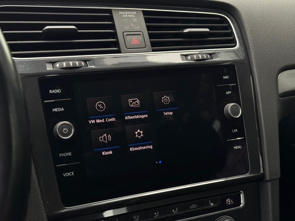 Volkswagen Golf 1.0 tsi * panoramadak * camera * navigatie * massage stoel