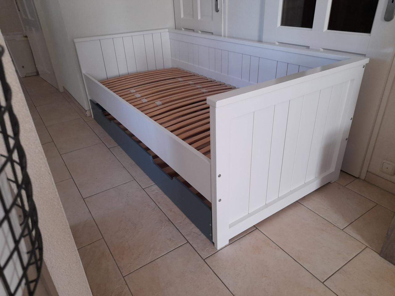 Stevig bed met onderschuif bed 90 x 200 (in goede staat)