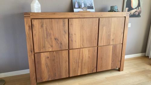 Wandkast notenhout in perfecte staat