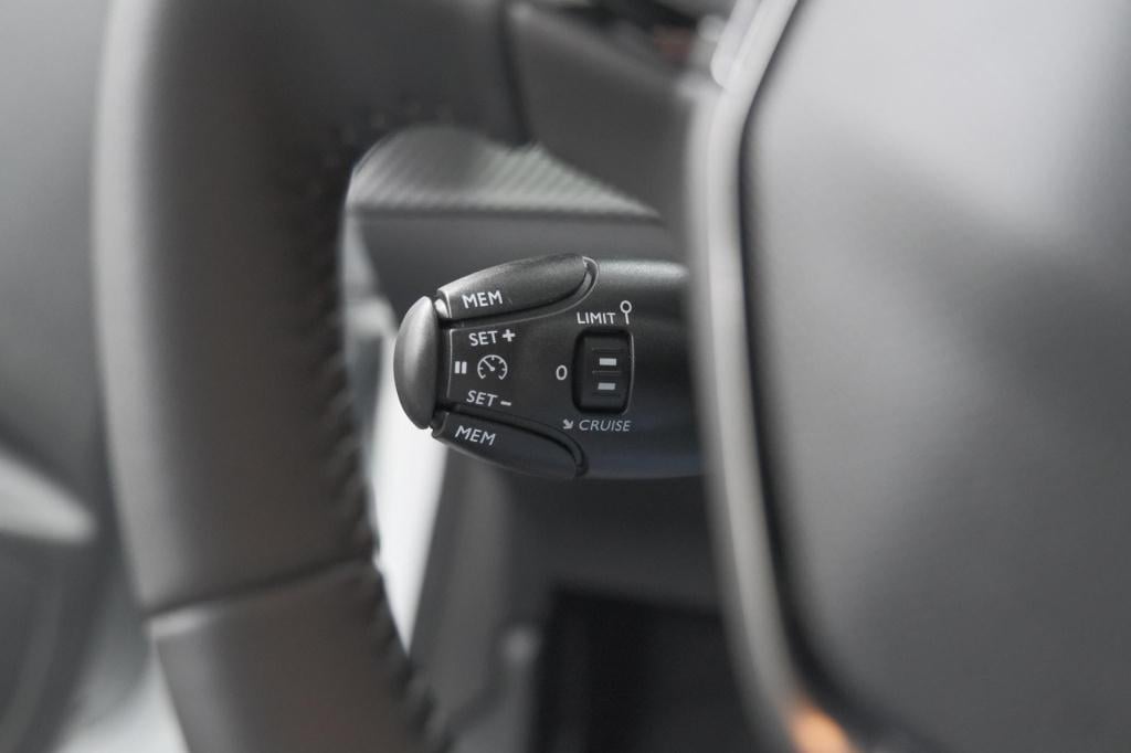 Peugeot 208 1.2 puretech style | parkeersensoren | navigatie | apple carpla