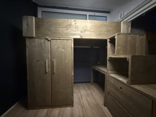Stoere VanLonden Hoogslaper incl. bureau/kastruimte.