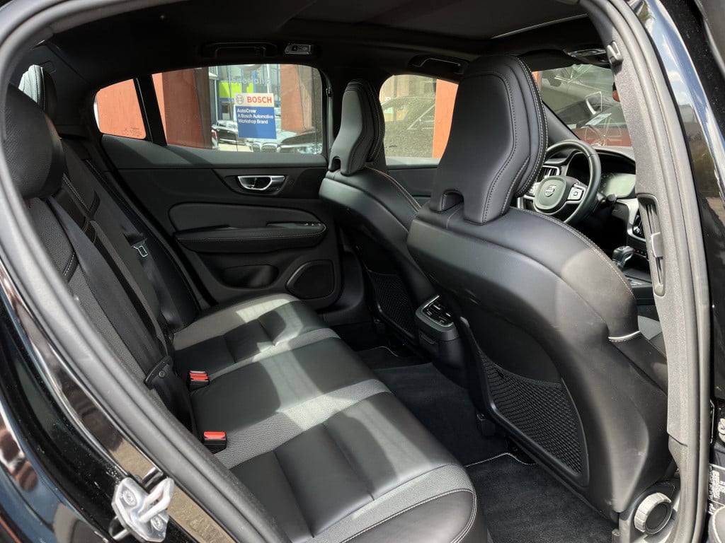 Volvo S60 2.0 t5 r-design | pano | pilot assist | head-up | carplay | stuur
