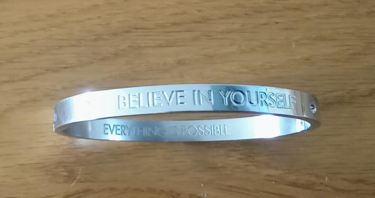 Prachtige armband met indrukwekkend tekst